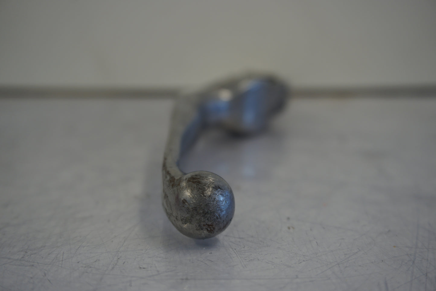 Snett uppifrån på Bromsgrepp från en H-D Dyna Street Bob FXDB/I -2013 motorcykel.