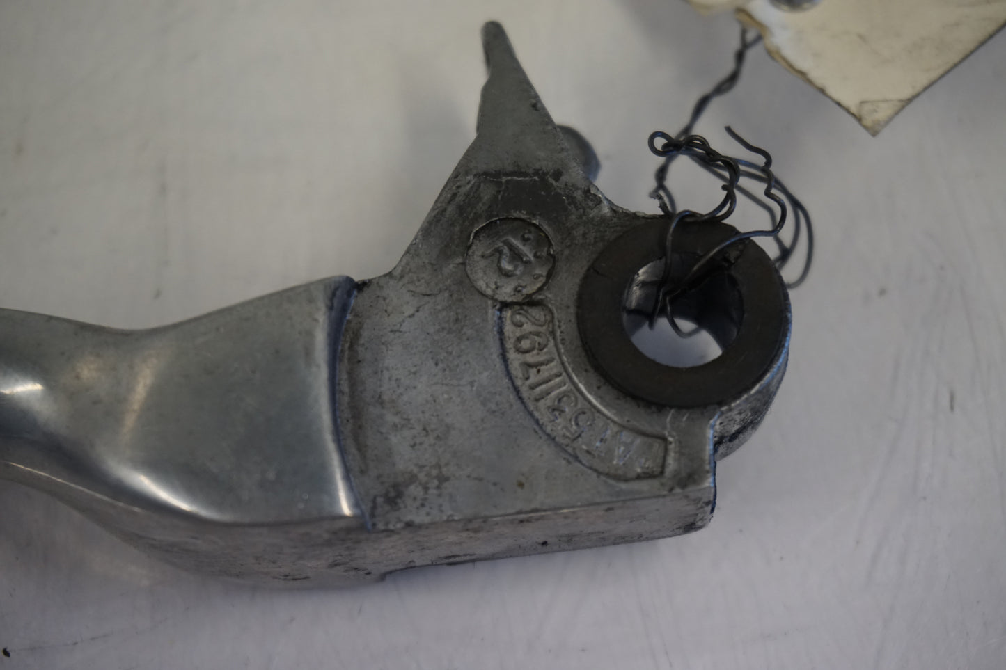 Snett nerifrån på Bromsgrepp från en H-D Dyna Street Bob FXDB/I -2013 motorcykel.