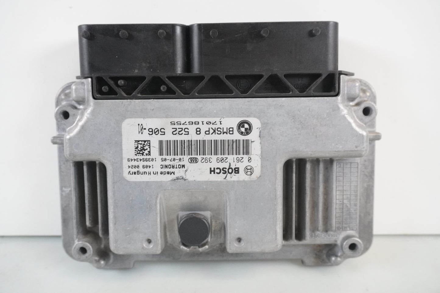 Baksidan på Motronic styrenhet från en BMW F 800 R -2011 motorcykel.