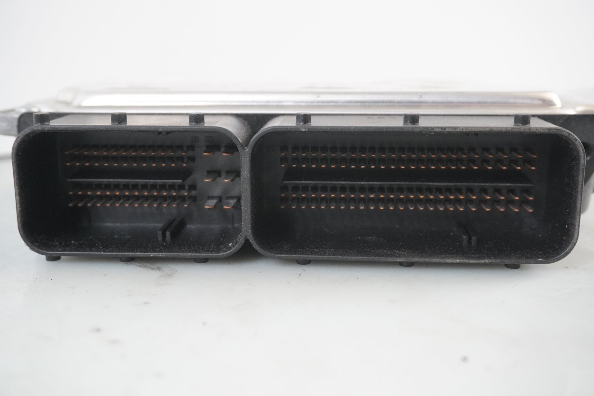 Höger sida på Motronic styrenhet från en BMW F 800 R -2011 motorcykel.