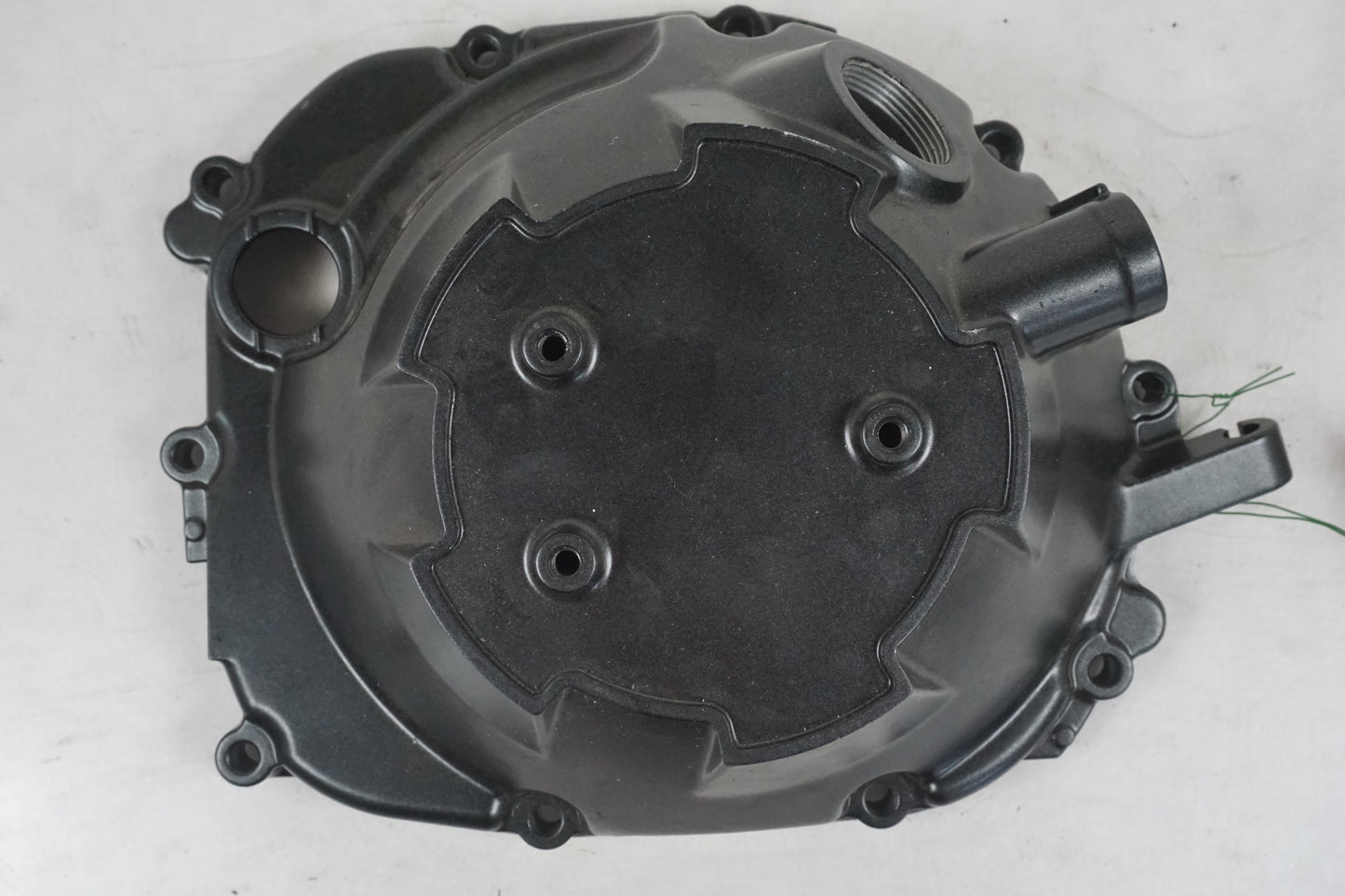 Framsidan på Kopplingskåpa från en Kawasaki Z 1000 -2011 motorcykel.