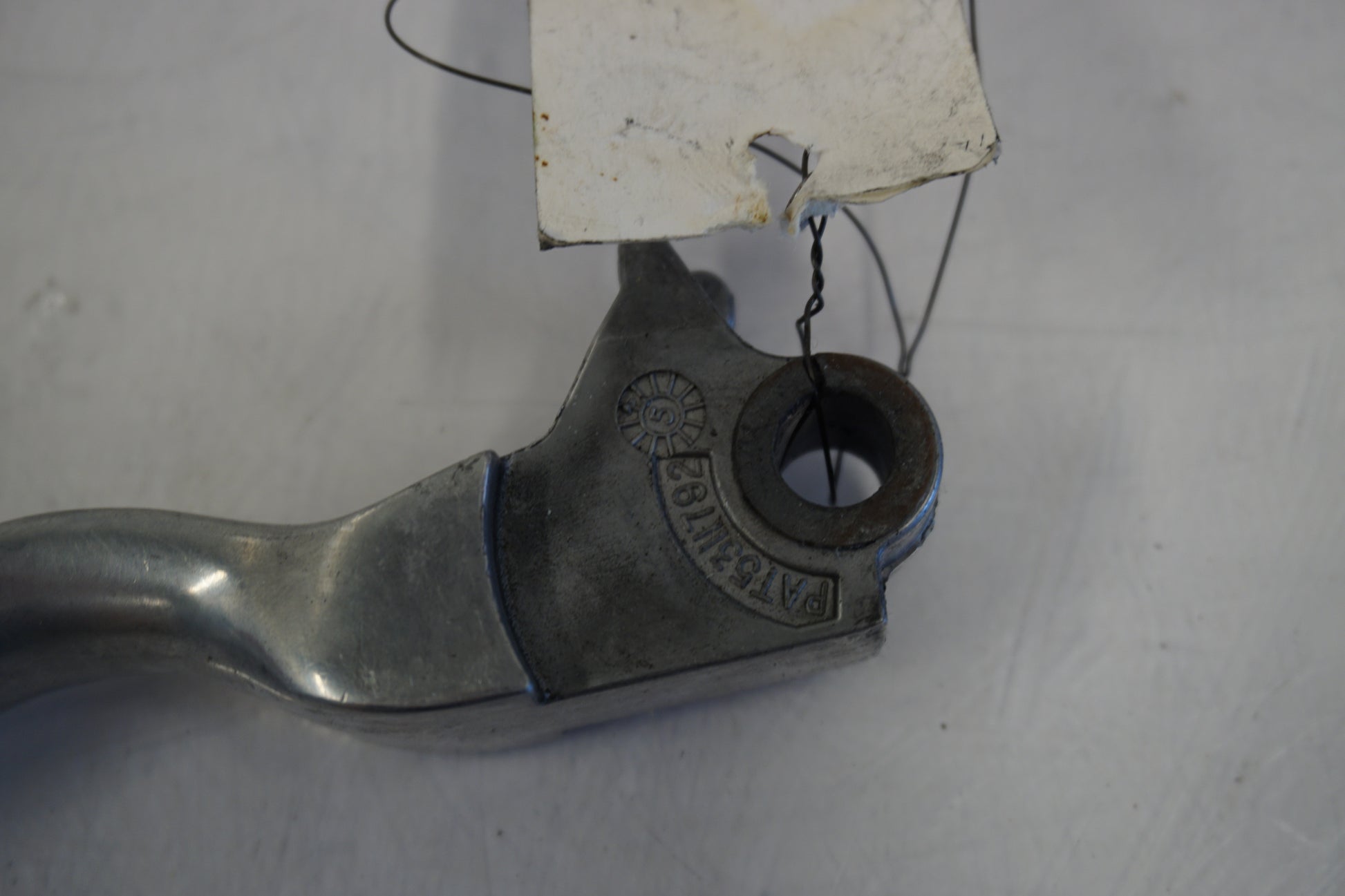 Snett nerifrån på Strålkastarkåpa från en Yamaha MT-07 Tracer -2016 motorcykel.