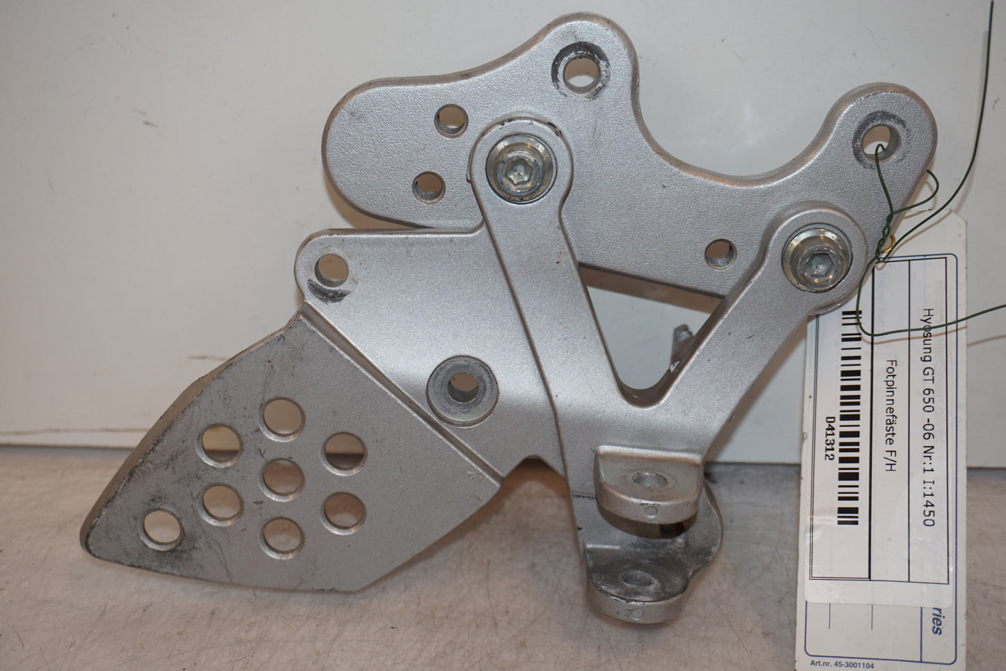 Framsidan på Fotpinnefäste från en Hyosung GT 650 -2006 motorcykel.