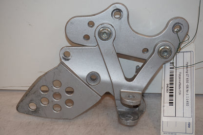 Framsidan på Fotpinnefäste från en Hyosung GT 650 -2006 motorcykel.