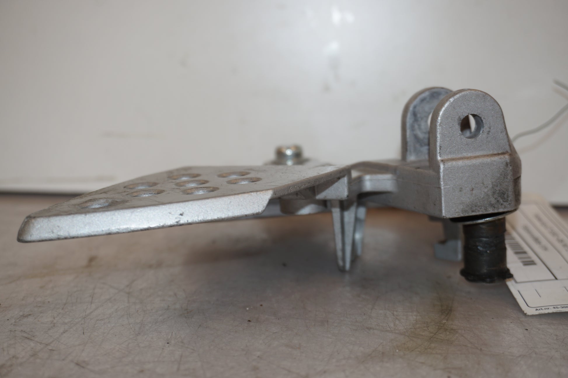 Baksidan på Fotpinnefäste från en Hyosung GT 650 -2006 motorcykel.