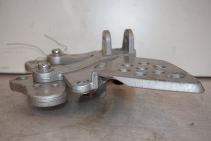 Höger sida på Fotpinnefäste från en Hyosung GT 650 -2006 motorcykel.