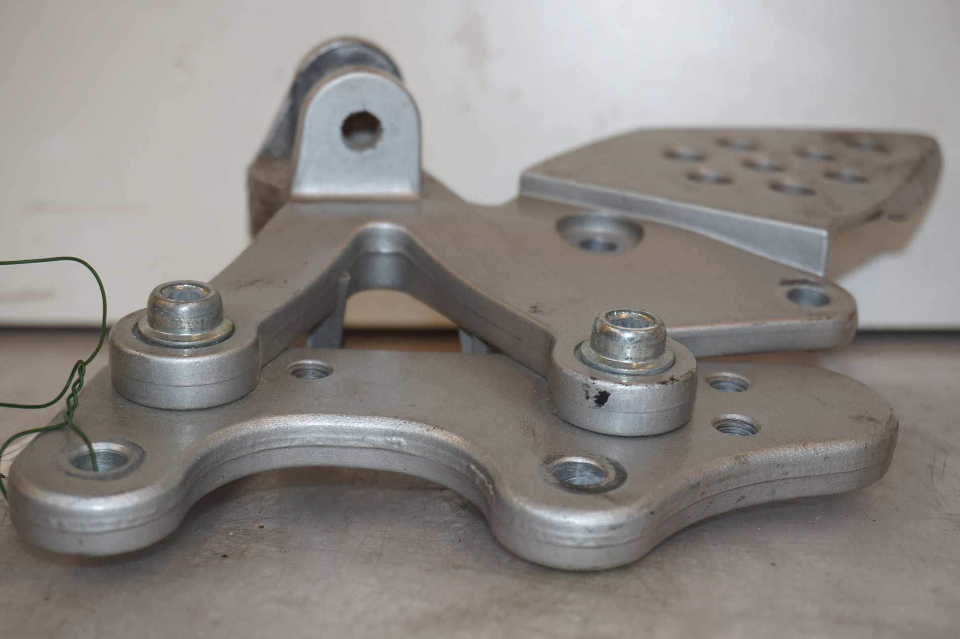 Vänster sida på Fotpinnefäste från en Hyosung GT 650 -2006 motorcykel.