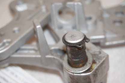 Snett uppifrån på Fotpinnefäste från en Hyosung GT 650 -2006 motorcykel.