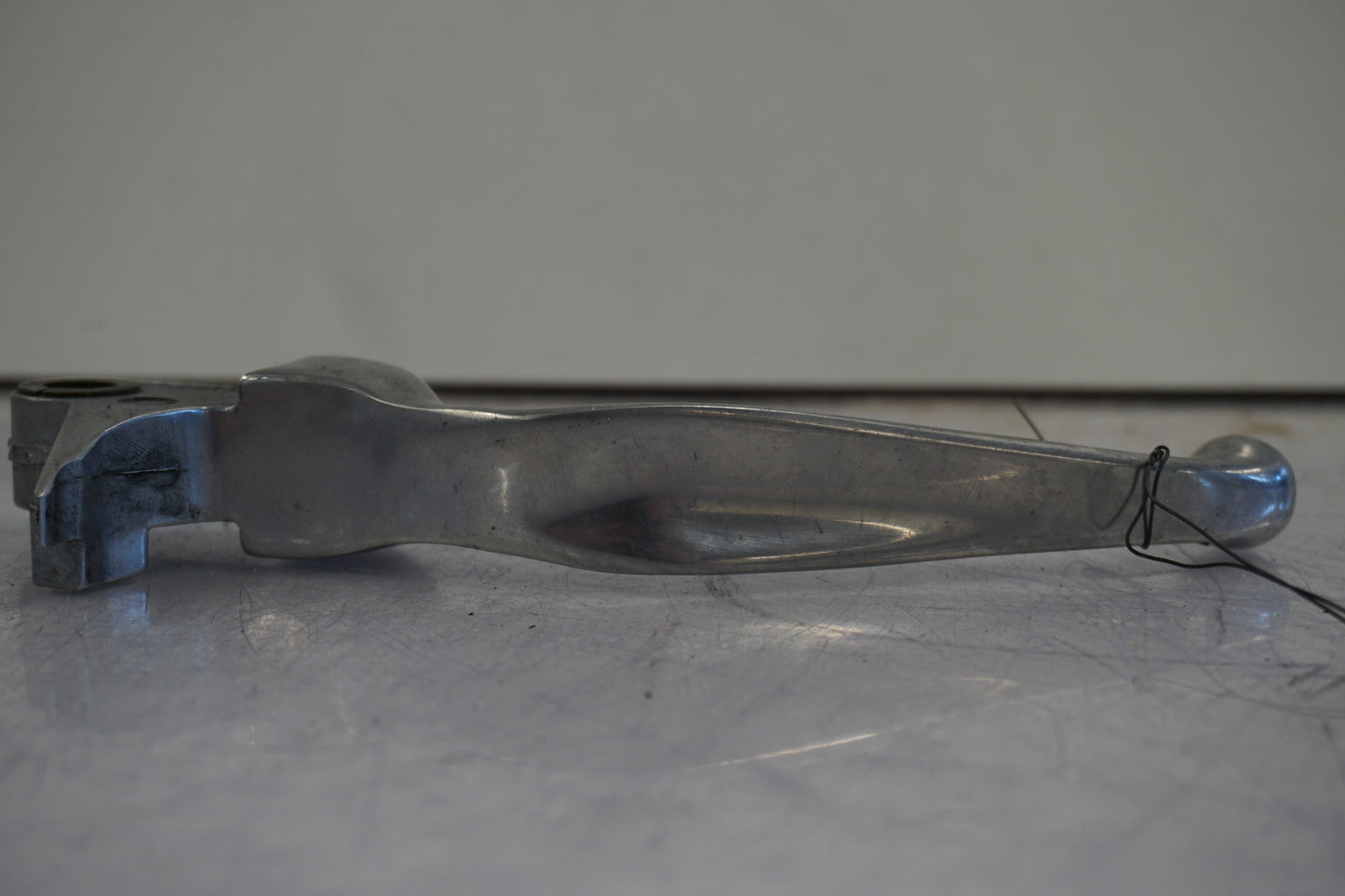 Vänster sida på Bromsgrepp från en H-D Dyna Low Rider FXDL -2004 motorcykel.