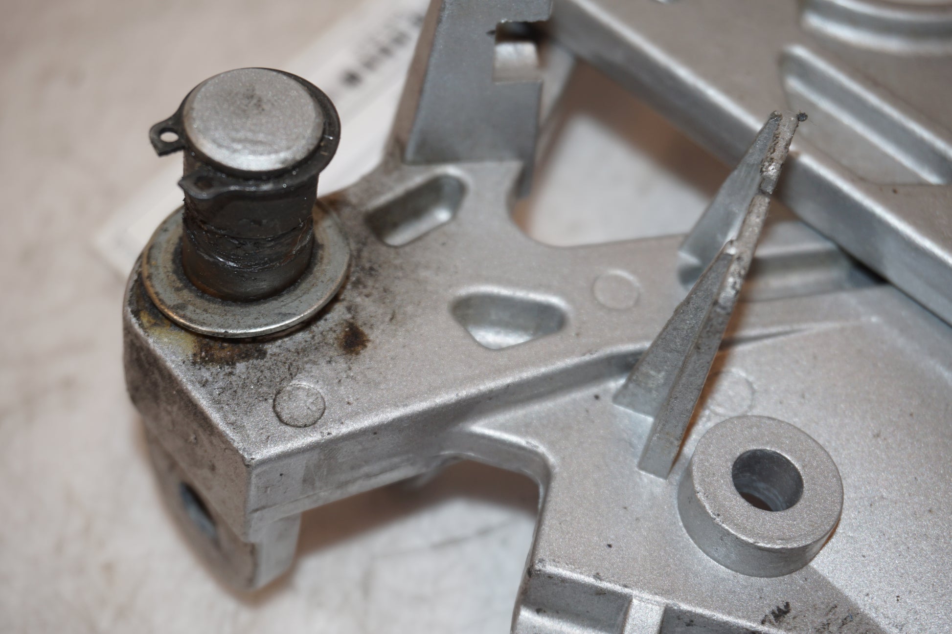 Snett nerifrån på Fotpinnefäste från en Hyosung GT 650 -2006 motorcykel.