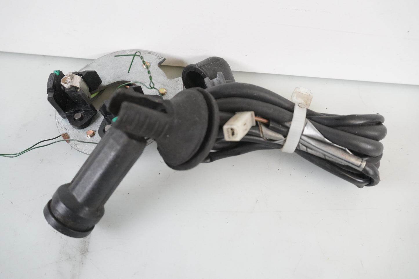 Baksidan på Tändpickup från en BMW K 75 -1991 motorcykel.