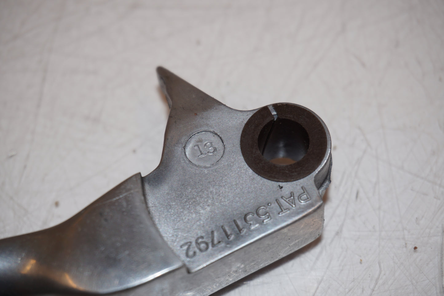 Snett nerifrån på Bromsgrepp från en H-D Dyna Low Rider FXDL -2004 motorcykel.