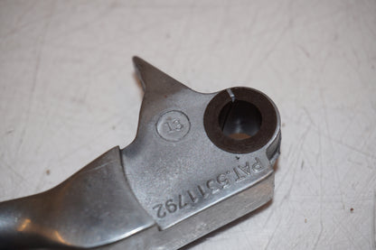 Snett nerifrån på Bromsgrepp från en H-D Dyna Low Rider FXDL -2004 motorcykel.