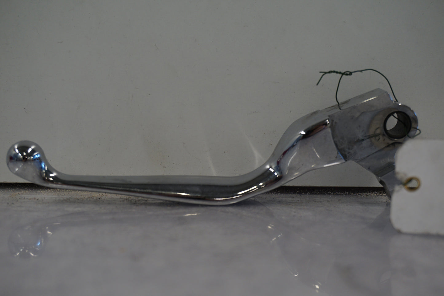 Framsidan på <p>Bromshandtag höger.</p>

<p>Krom.</p> motorcykel.