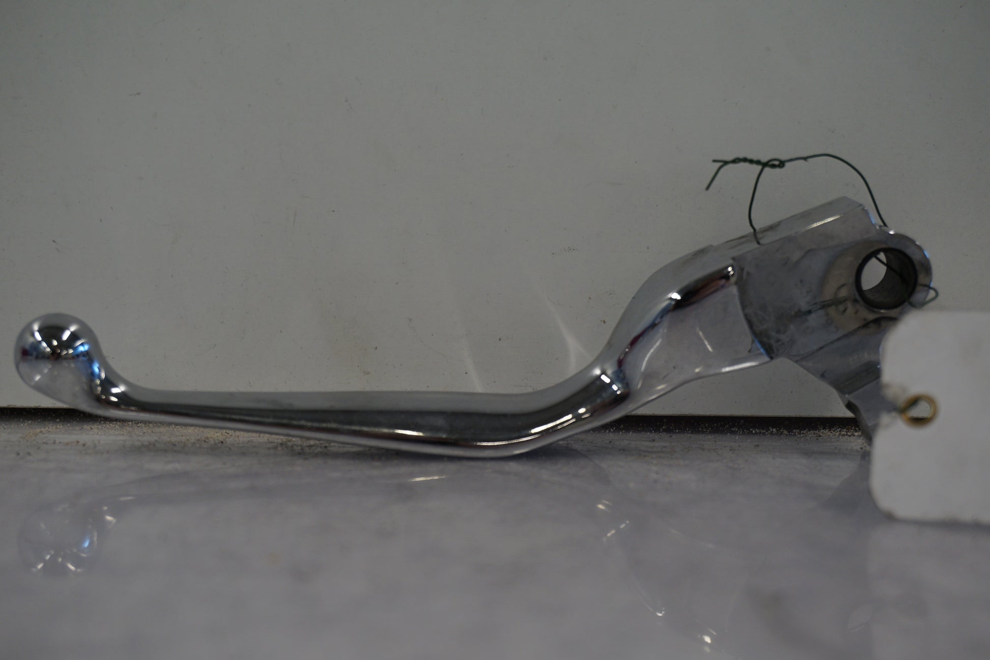 Framsidan på <p>Bromshandtag höger.</p>

<p>Krom.</p> motorcykel.