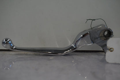 Framsidan på <p>Bromshandtag höger.</p>

<p>Krom.</p> motorcykel.