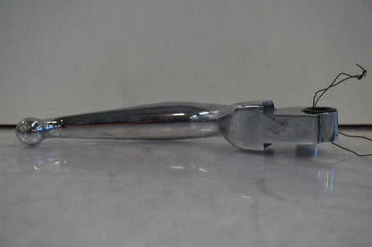 Baksidan på <p>Bromshandtag höger.</p>

<p>Krom.</p> motorcykel.