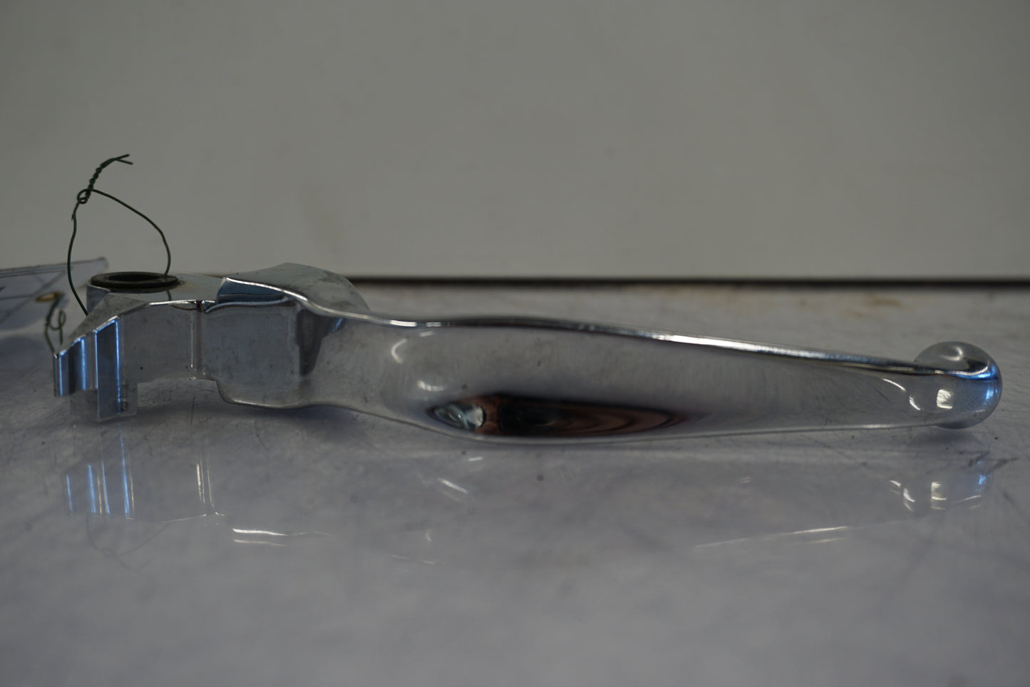 Vänster sida på <p>Bromshandtag höger.</p>

<p>Krom.</p> motorcykel.