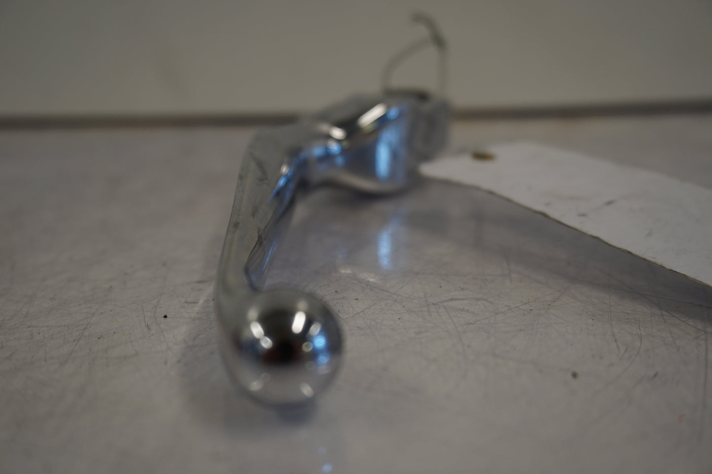 Snett uppifrån på <p>Bromshandtag höger.</p>

<p>Krom.</p> motorcykel.