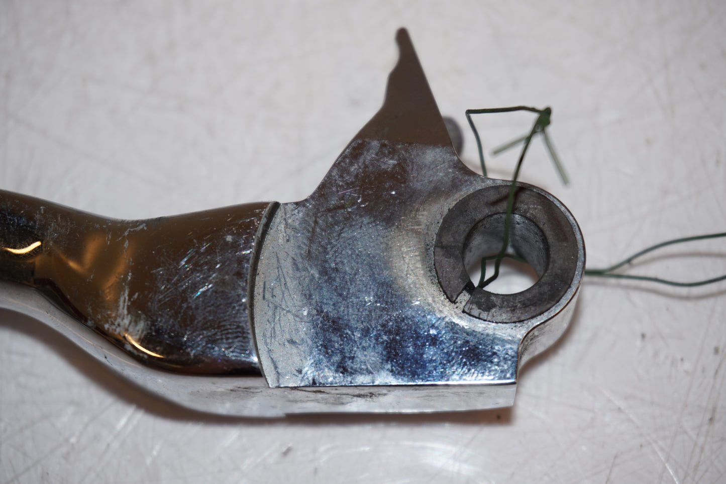 Snett nerifrån på <p>Bromshandtag höger.</p>

<p>Krom.</p> motorcykel.