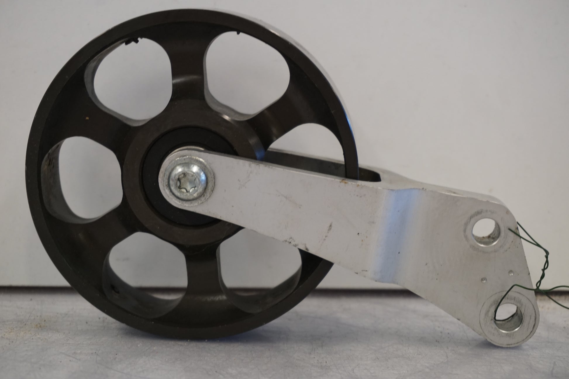 Framsidan på Remsspännhjul från en Buell XB 12 -2009 motorcykel.