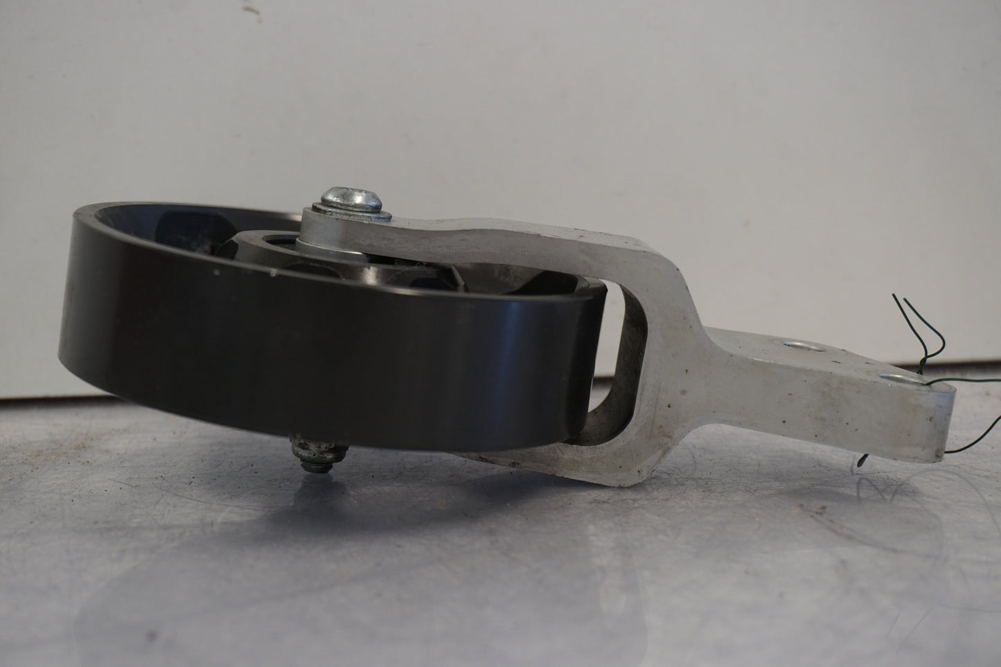 Baksidan på Remsspännhjul från en Buell XB 12 -2009 motorcykel.