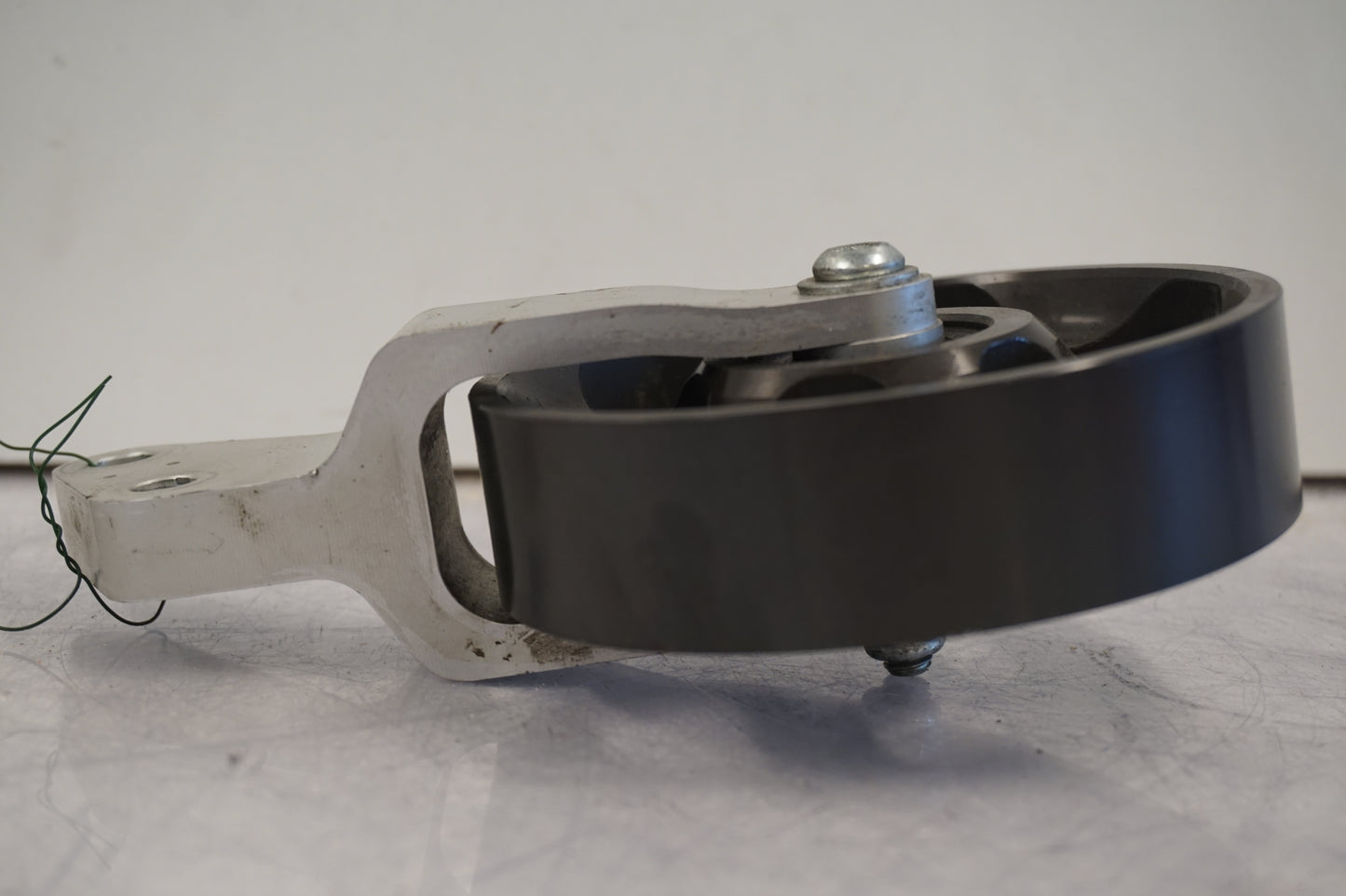 Vänster sida på Remsspännhjul från en Buell XB 12 -2009 motorcykel.