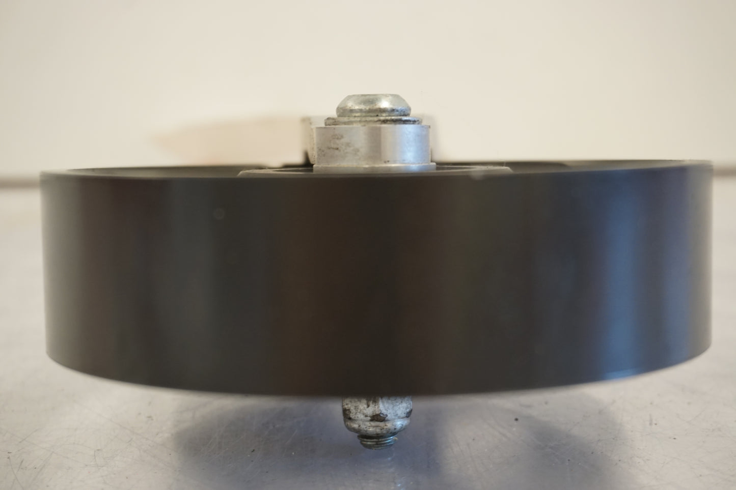 Snett uppifrån på Remsspännhjul från en Buell XB 12 -2009 motorcykel.