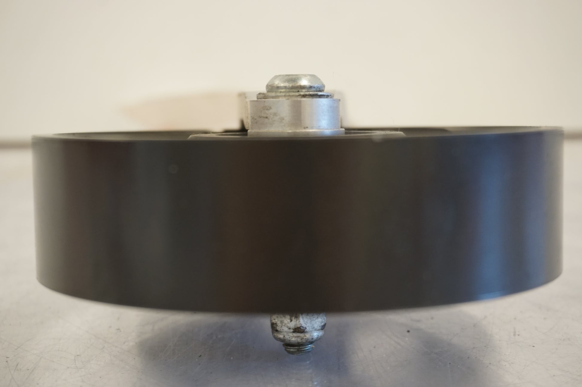 Snett uppifrån på Remsspännhjul från en Buell XB 12 -2009 motorcykel.