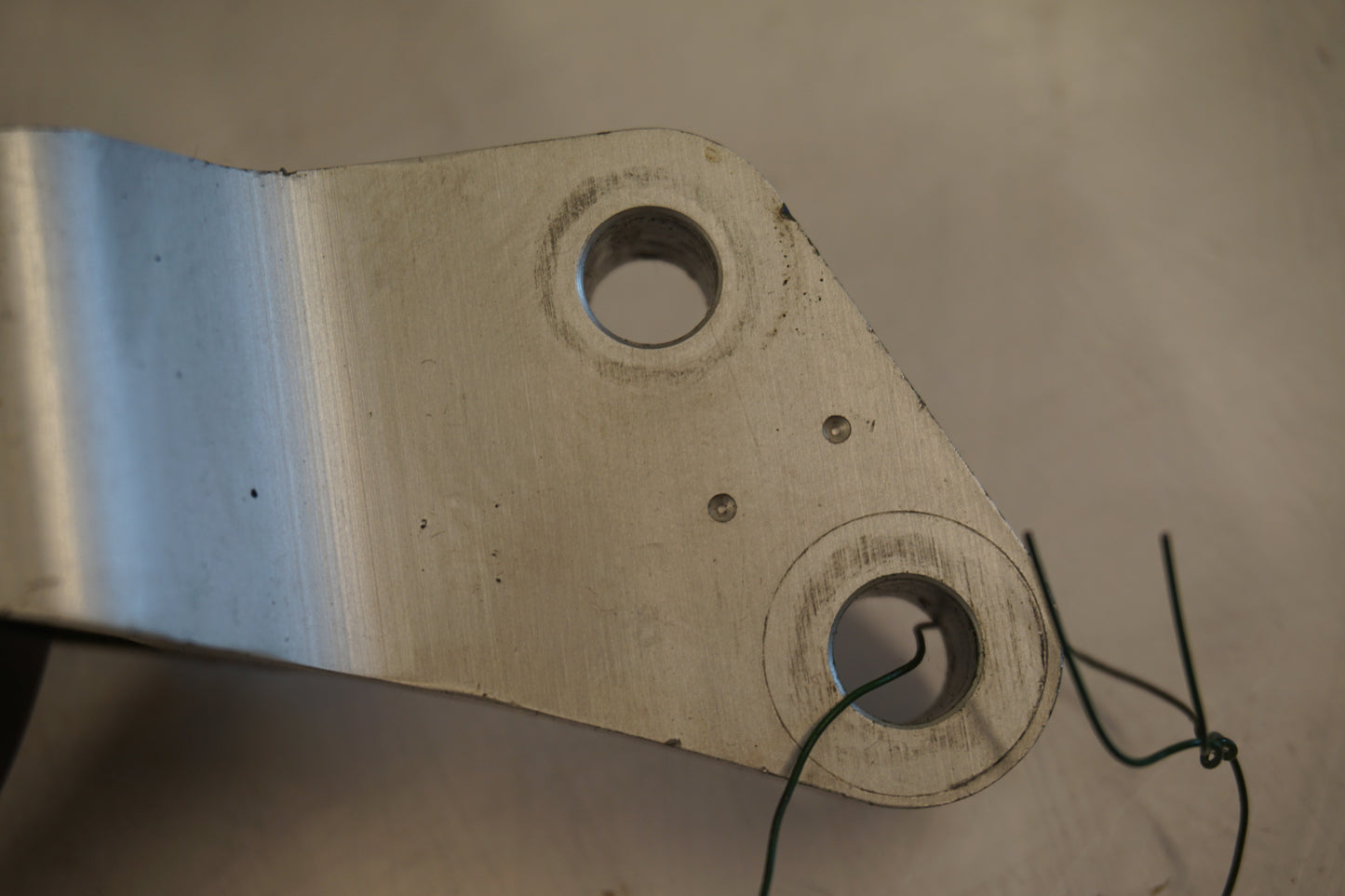 Snett nerifrån på Remsspännhjul från en Buell XB 12 -2009 motorcykel.