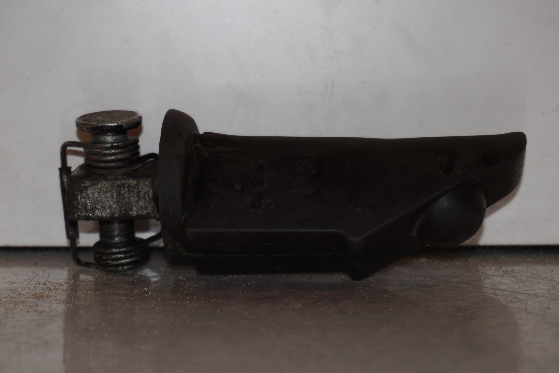 Framsidan på Fotpinne från en Buell X1 Lightning -2002 motorcykel.