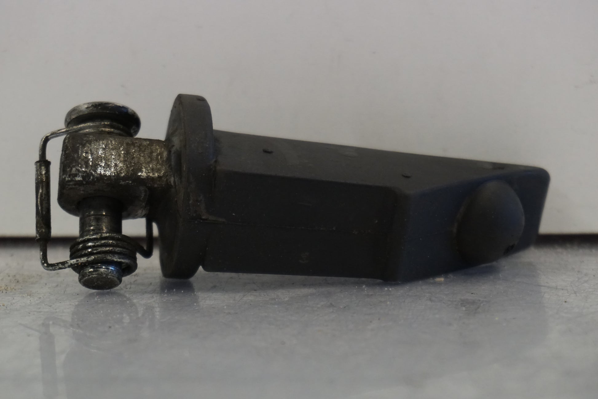 Baksidan på Fotpinne från en Buell X1 Lightning -2002 motorcykel.