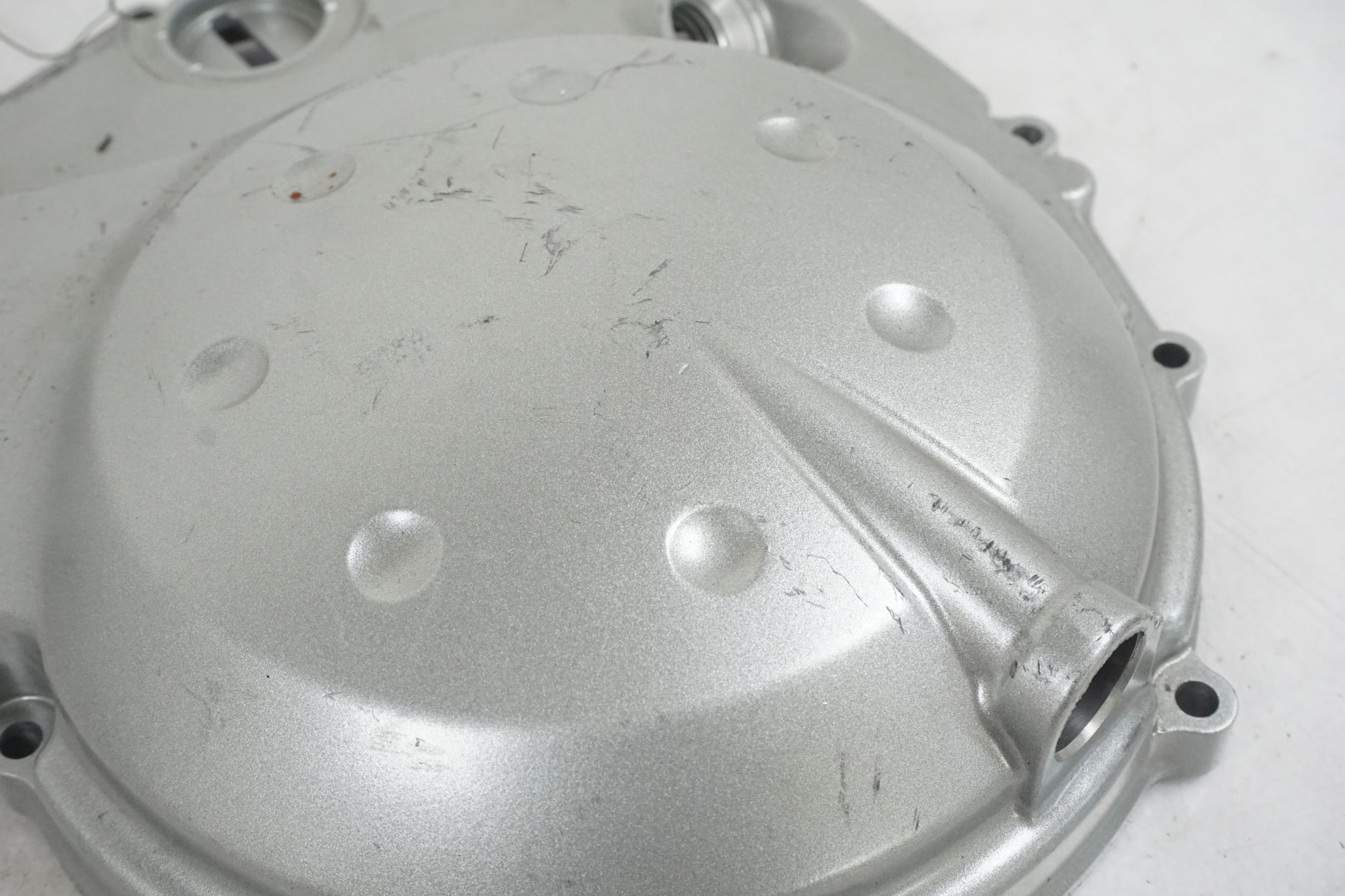 Snett uppifrån på Kopplingskåpa från en Kawasaki ER-6N -2006 motorcykel.