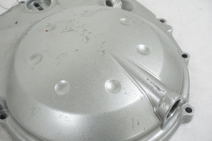 Snett uppifrån på Kopplingskåpa från en Kawasaki ER-6N -2006 motorcykel.