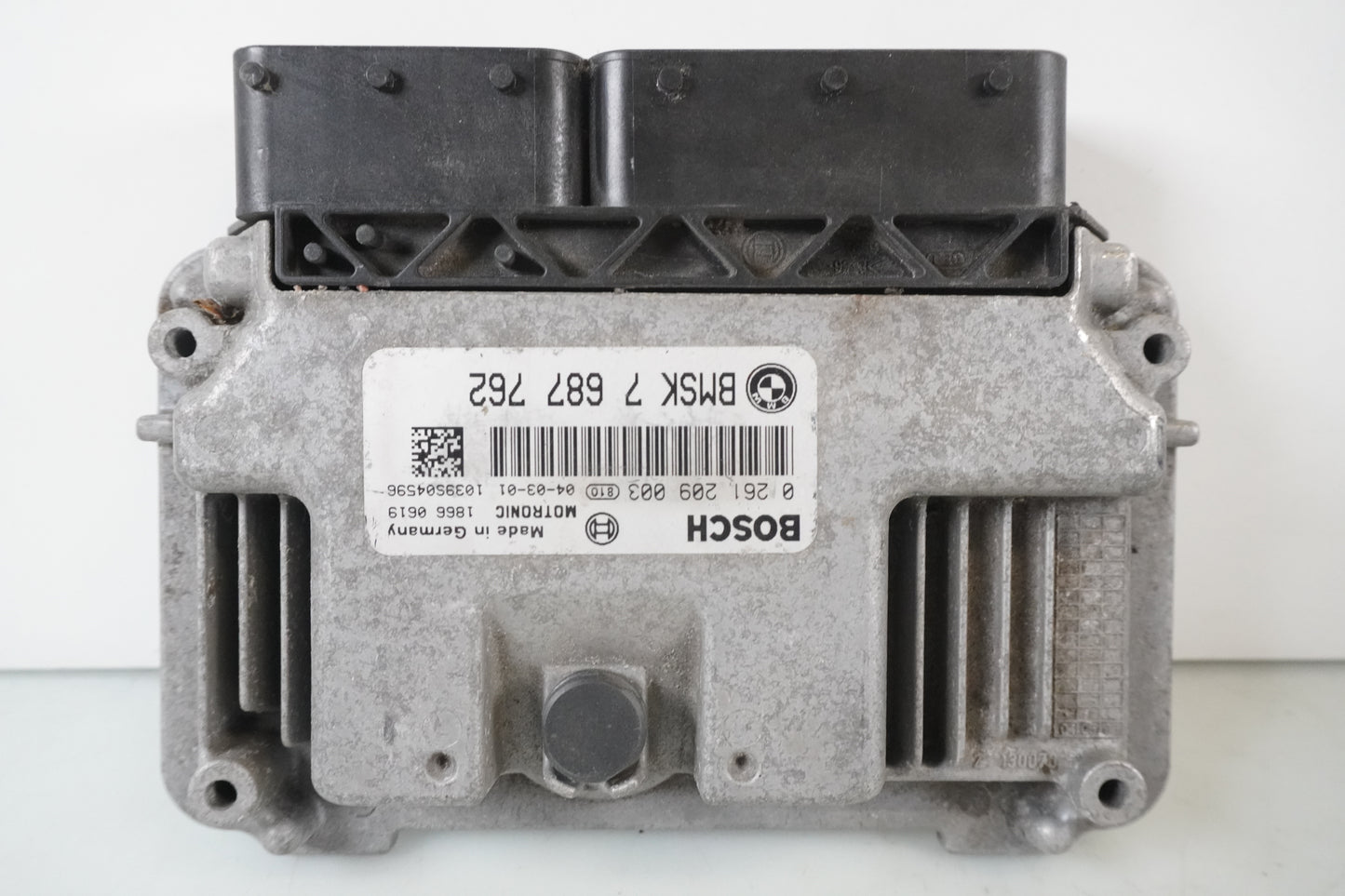 Baksidan på Motronic styrenhet från en BMW R 1200 GS -2004 motorcykel.