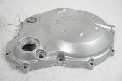 Snett nerifrån på Kopplingskåpa från en Kawasaki ER-6N -2006 motorcykel.