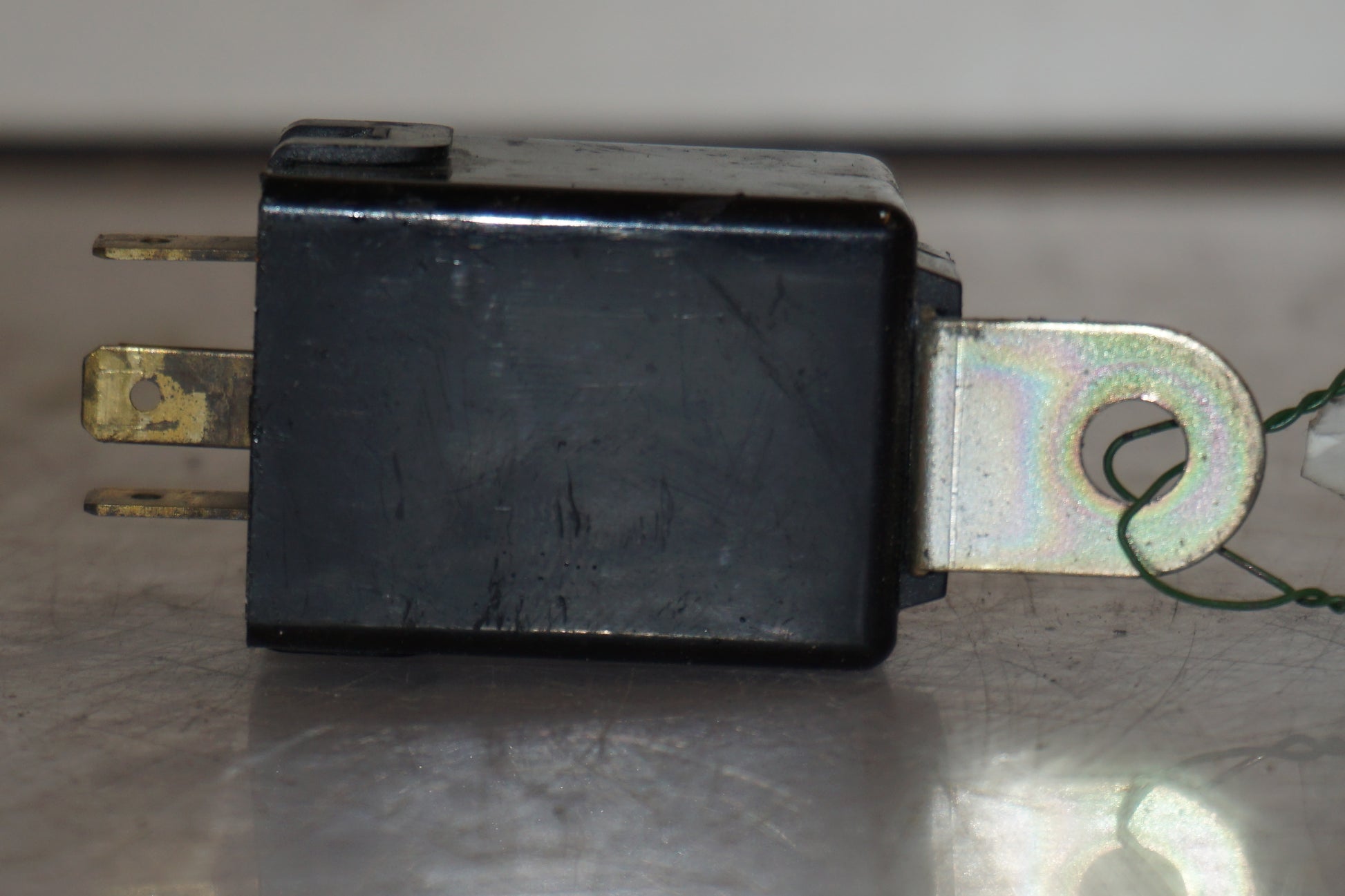 Snett nerifrån på Blinkersrelä från en Hyosung GT 650 -2006 motorcykel.