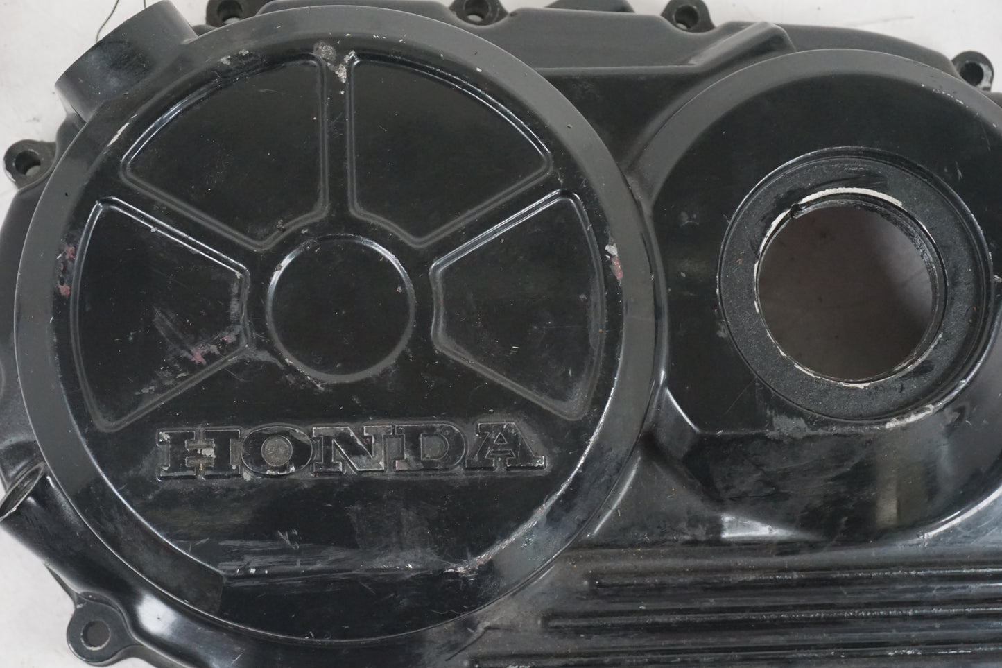 Baksidan på Kopplingskåpa från en Honda VFR 750 -1996 motorcykel.