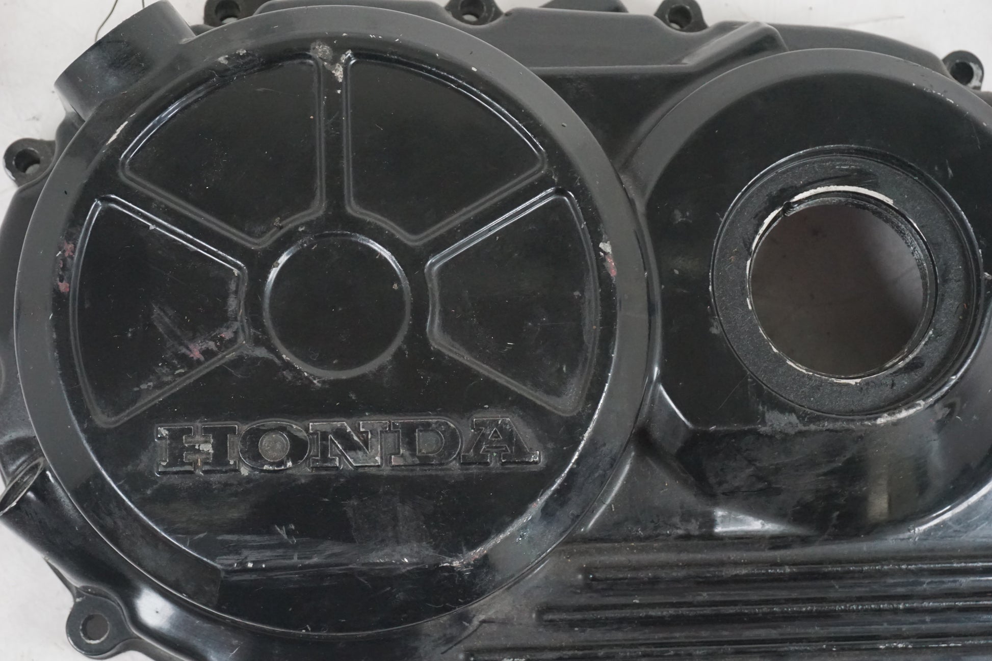 Baksidan på Kopplingskåpa från en Honda VFR 750 -1996 motorcykel.