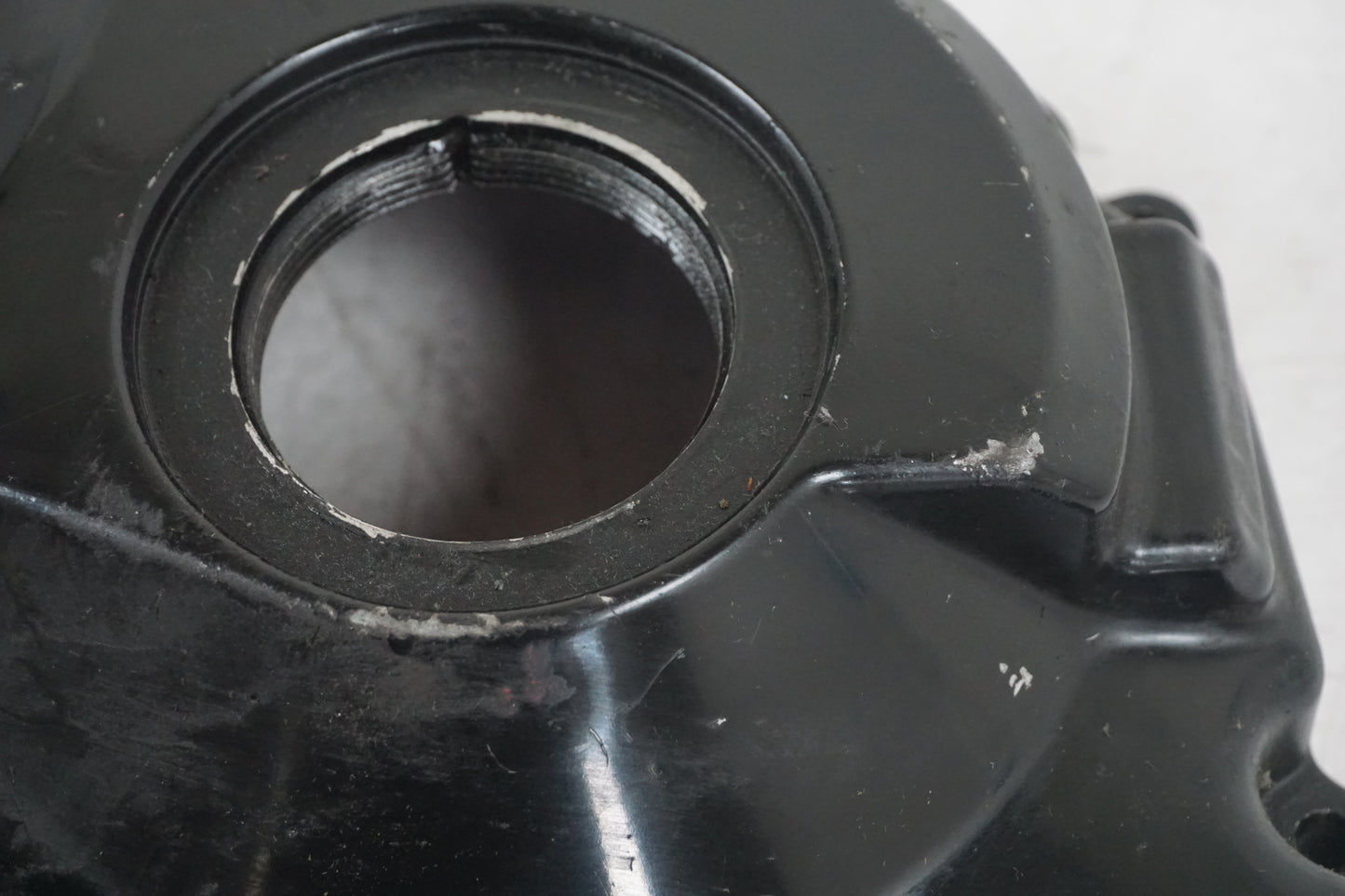 Snett uppifrån på Kopplingskåpa från en Honda VFR 750 -1996 motorcykel.