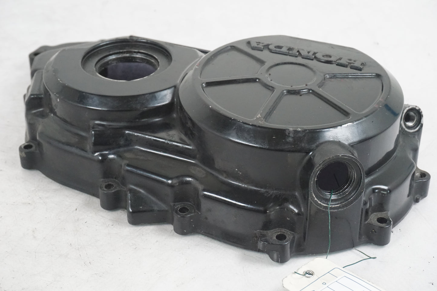 Snett nerifrån på Kopplingskåpa från en Honda VFR 750 -1996 motorcykel.