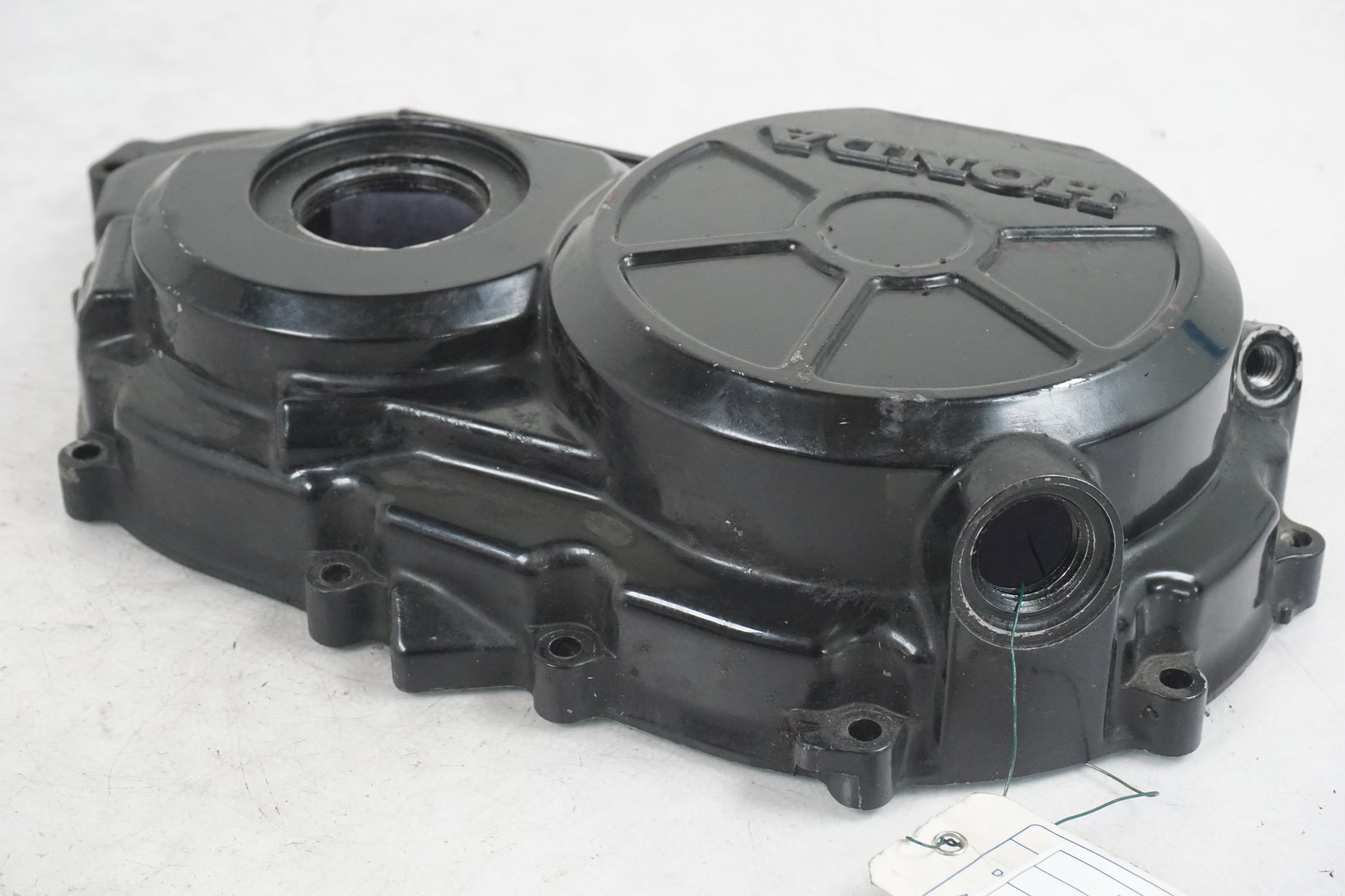 Snett nerifrån på Kopplingskåpa från en Honda VFR 750 -1996 motorcykel.