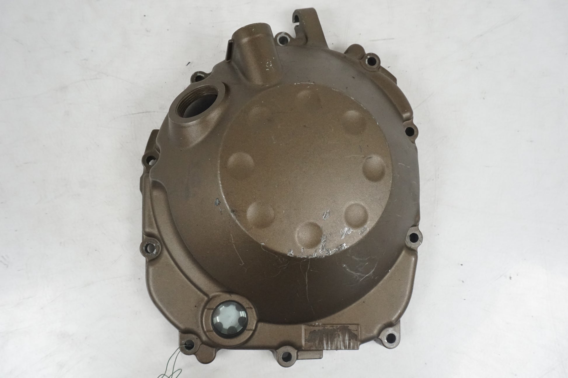 Framsidan på Kopplingskåpa från en Kawasaki Z 750 -2004 motorcykel.