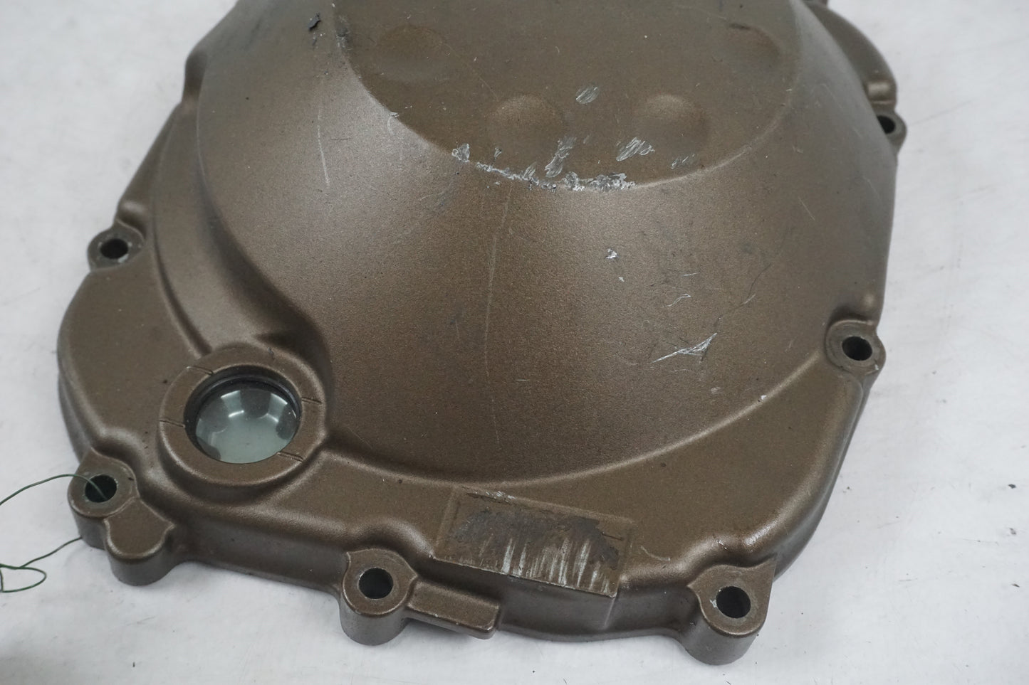 Baksidan på Kopplingskåpa från en Kawasaki Z 750 -2004 motorcykel.