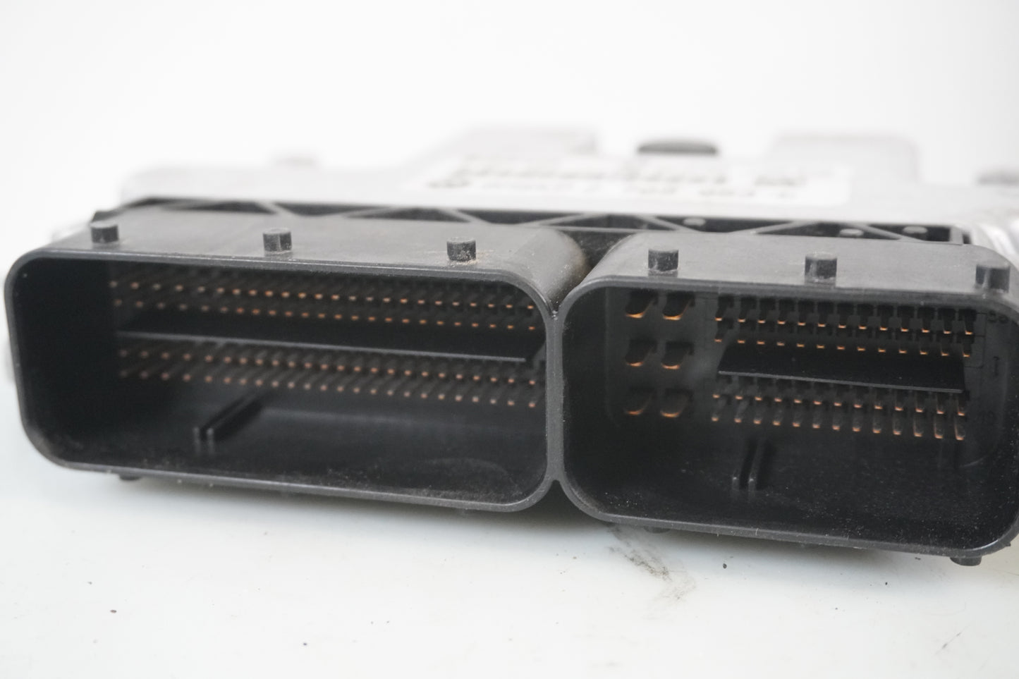 Höger sida på Motronic styrenhet från en BMW R 1200 R -2007 motorcykel.