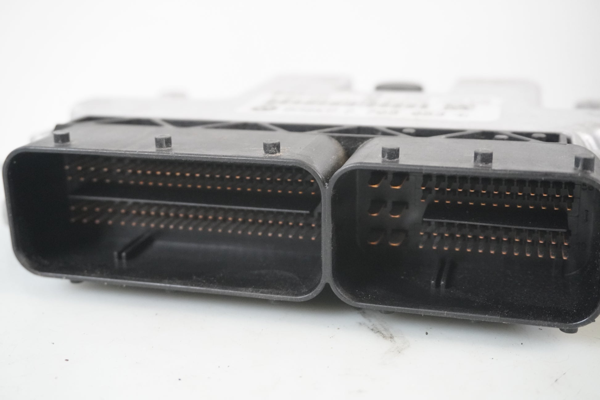 Höger sida på Motronic styrenhet från en BMW R 1200 R -2007 motorcykel.