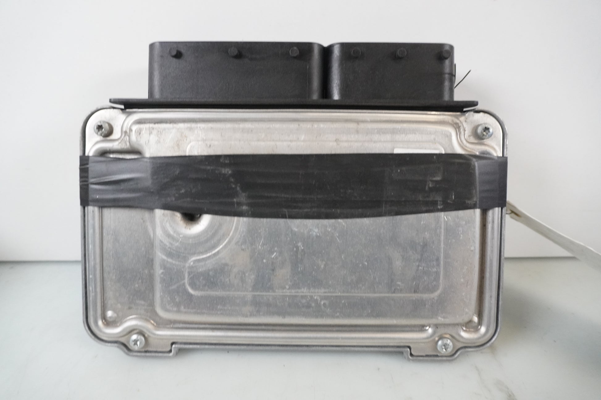 Framsidan på Motronic styrenhet från en BMW R 1200 RT -2011 motorcykel.