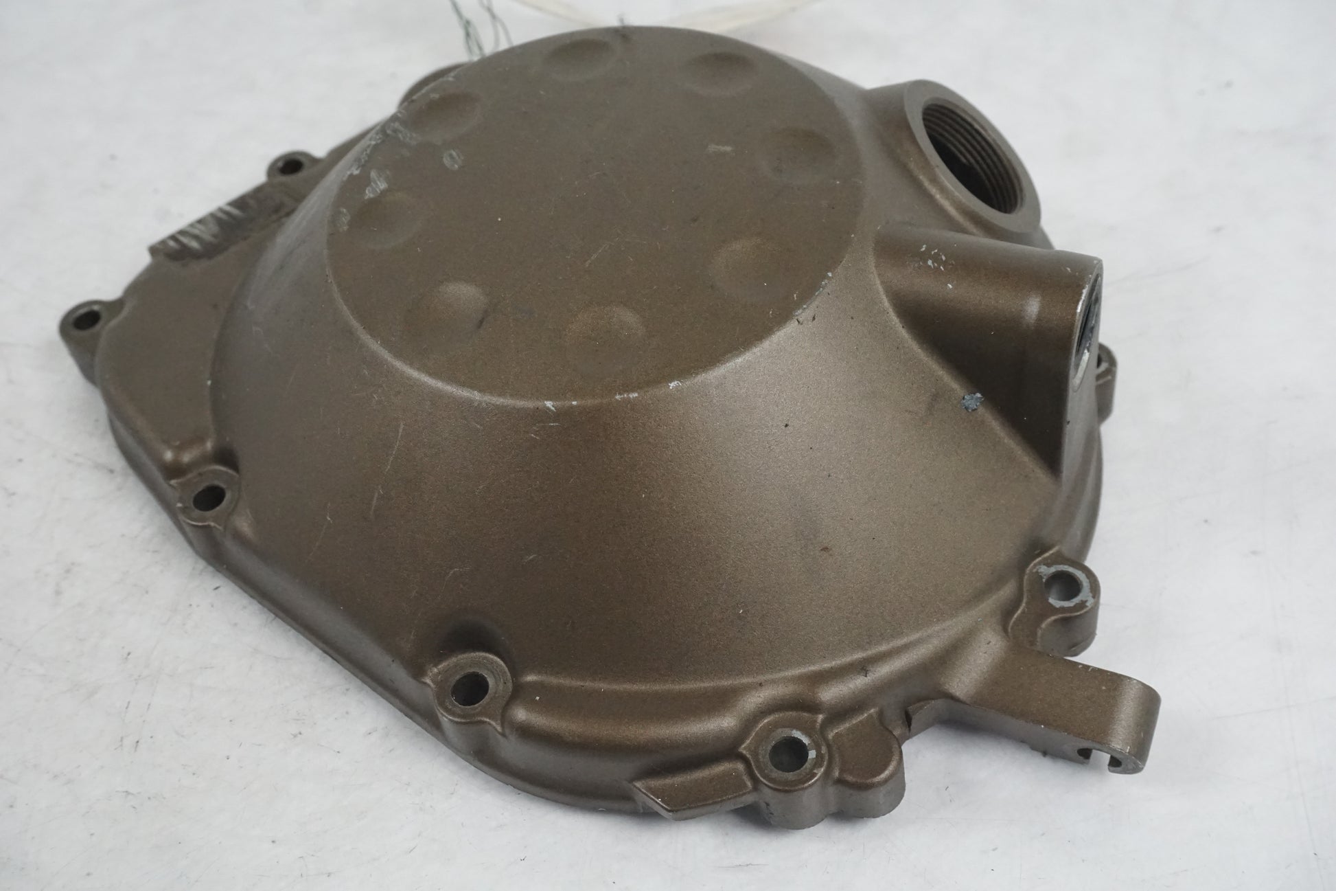 Snett nerifrån på Kopplingskåpa från en Kawasaki Z 750 -2004 motorcykel.