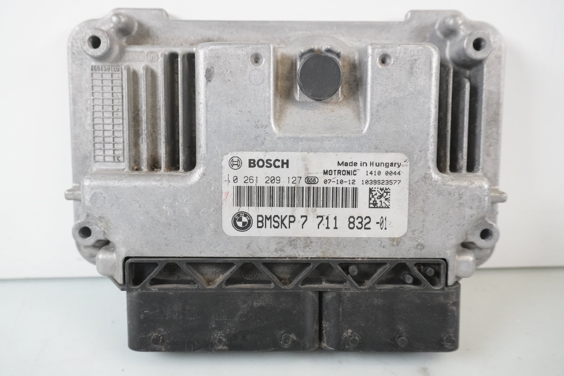 Baksidan på Motronic styrenhet från en BMW R 1200 RT -2008 motorcykel.