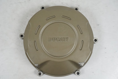 Framsidan på Kopplingskåpa från en Ducati Panigale V4S -2023 motorcykel.